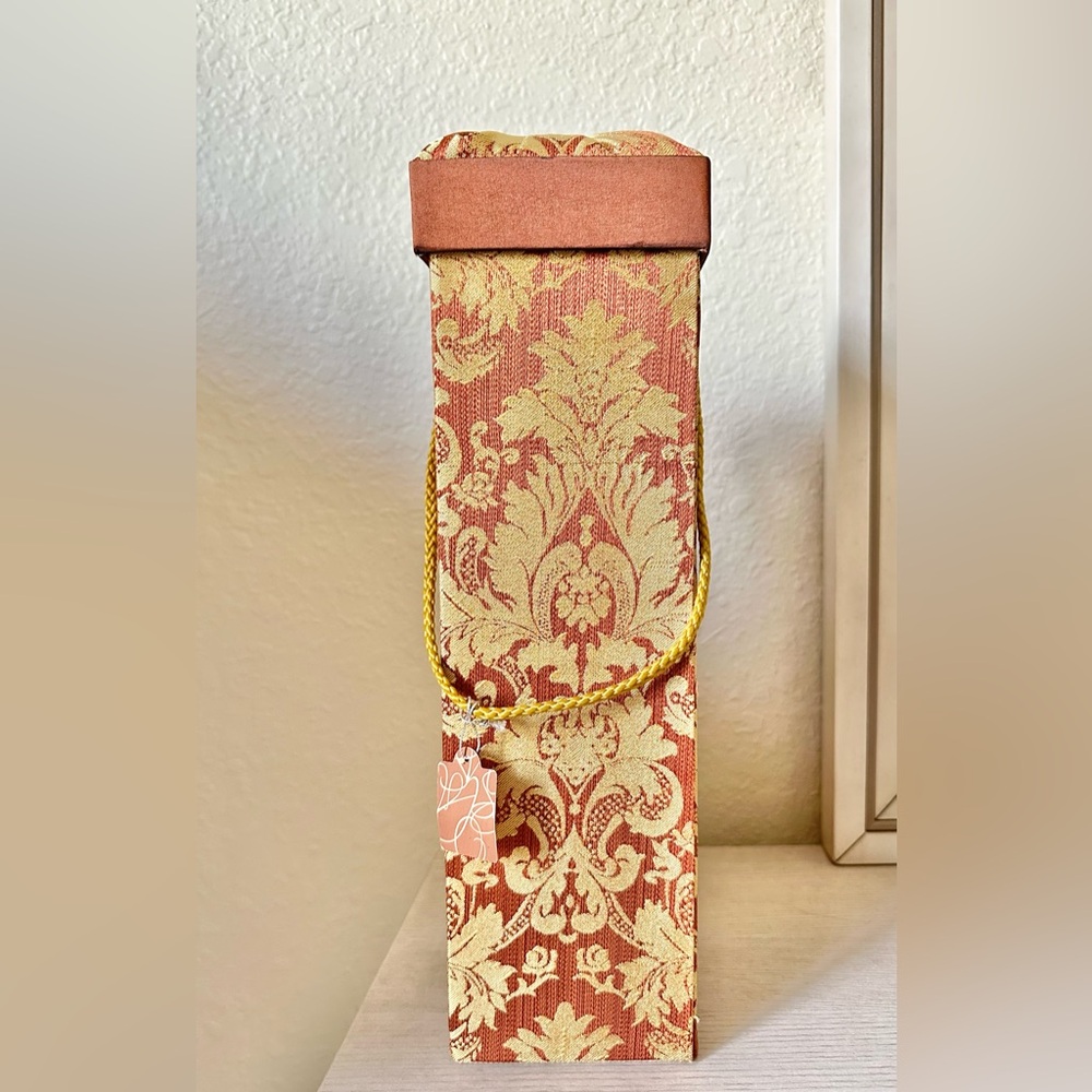 VINTAGE WINE STORAGE/ GIFT CARRIER BOX WITH LID- GOLD AND BROWN